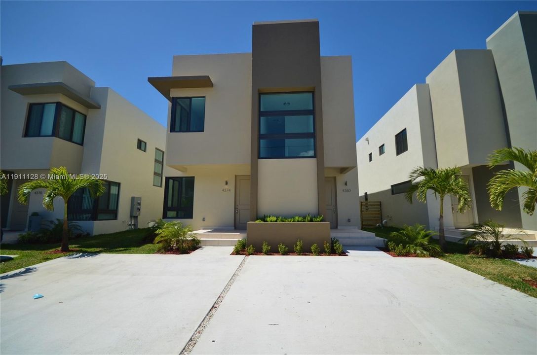 Active With Contract: $2,600 (2 beds, 2 baths, 1358 Square Feet)