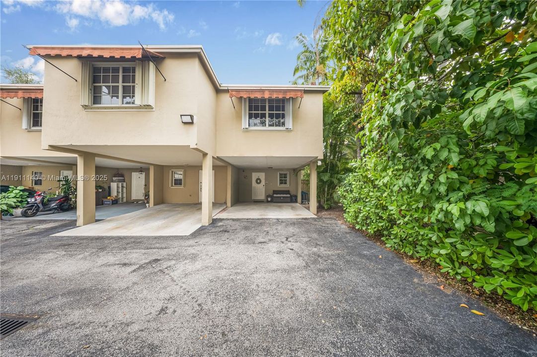 For Sale: $630,000 (2 beds, 2 baths, 947 Square Feet)