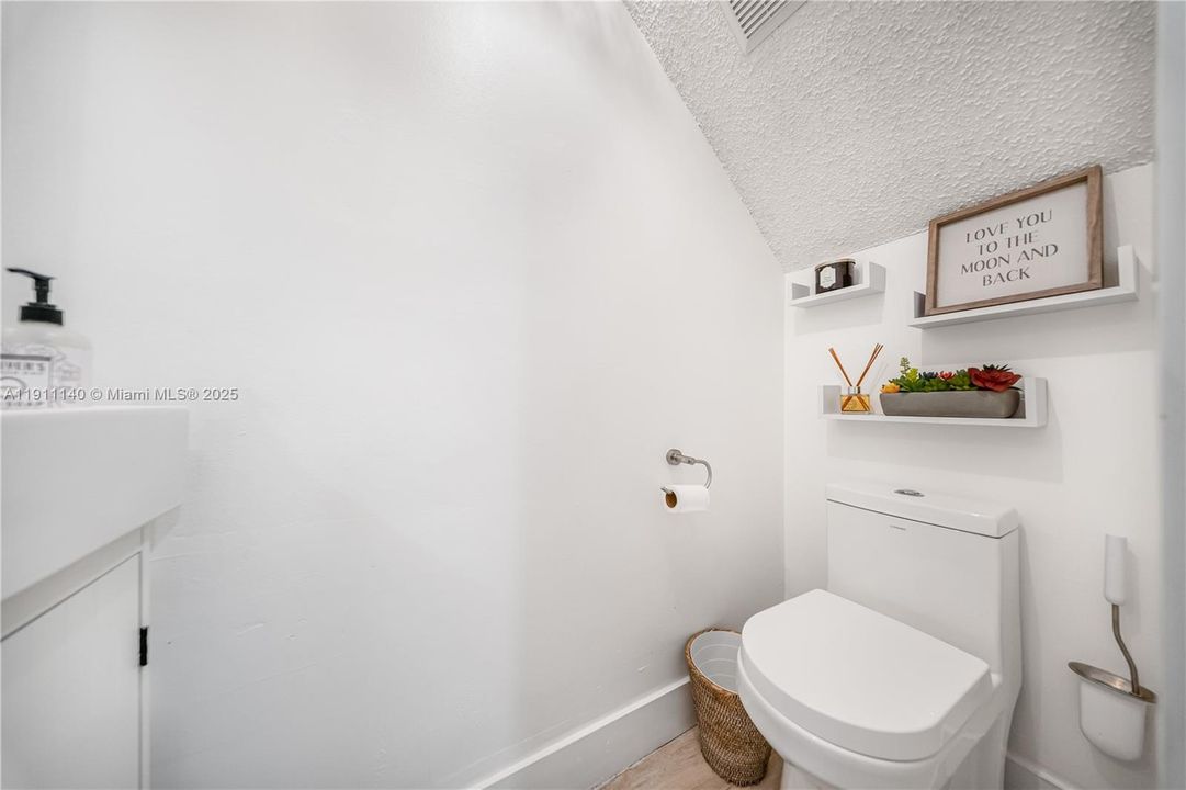 For Sale: $630,000 (2 beds, 2 baths, 947 Square Feet)