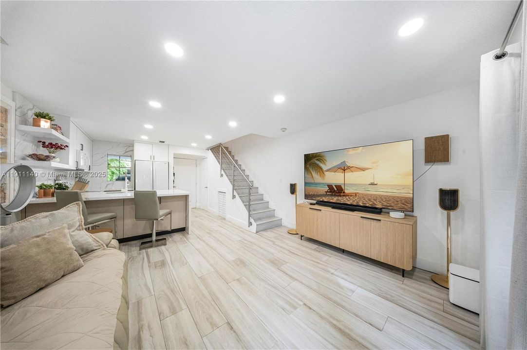 For Sale: $630,000 (2 beds, 2 baths, 947 Square Feet)