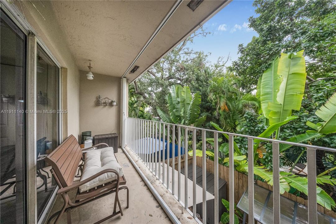 For Sale: $630,000 (2 beds, 2 baths, 947 Square Feet)