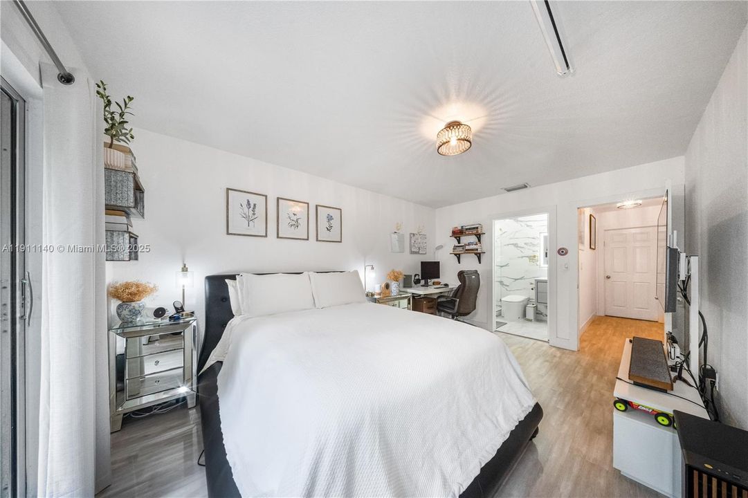 For Sale: $630,000 (2 beds, 2 baths, 947 Square Feet)