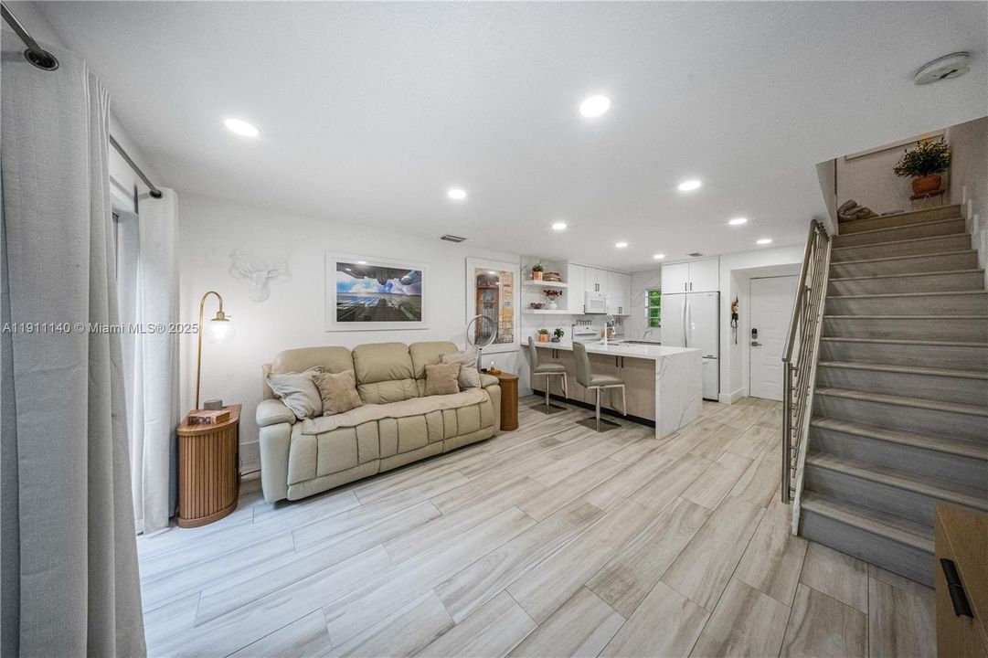 For Sale: $630,000 (2 beds, 2 baths, 947 Square Feet)