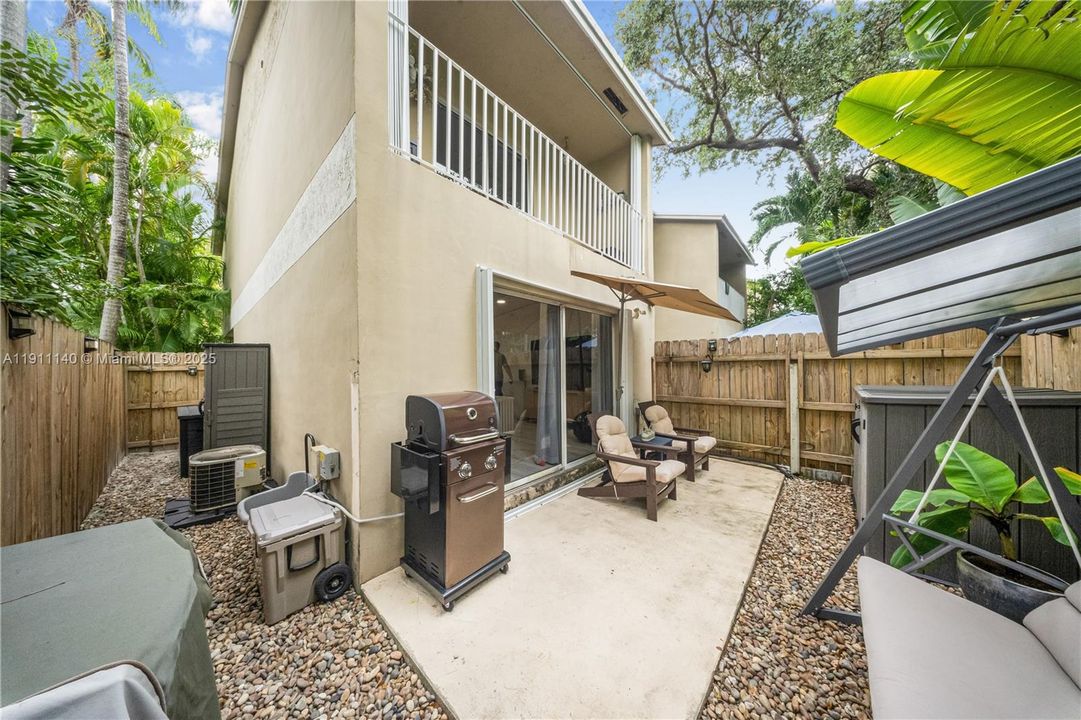 For Sale: $630,000 (2 beds, 2 baths, 947 Square Feet)