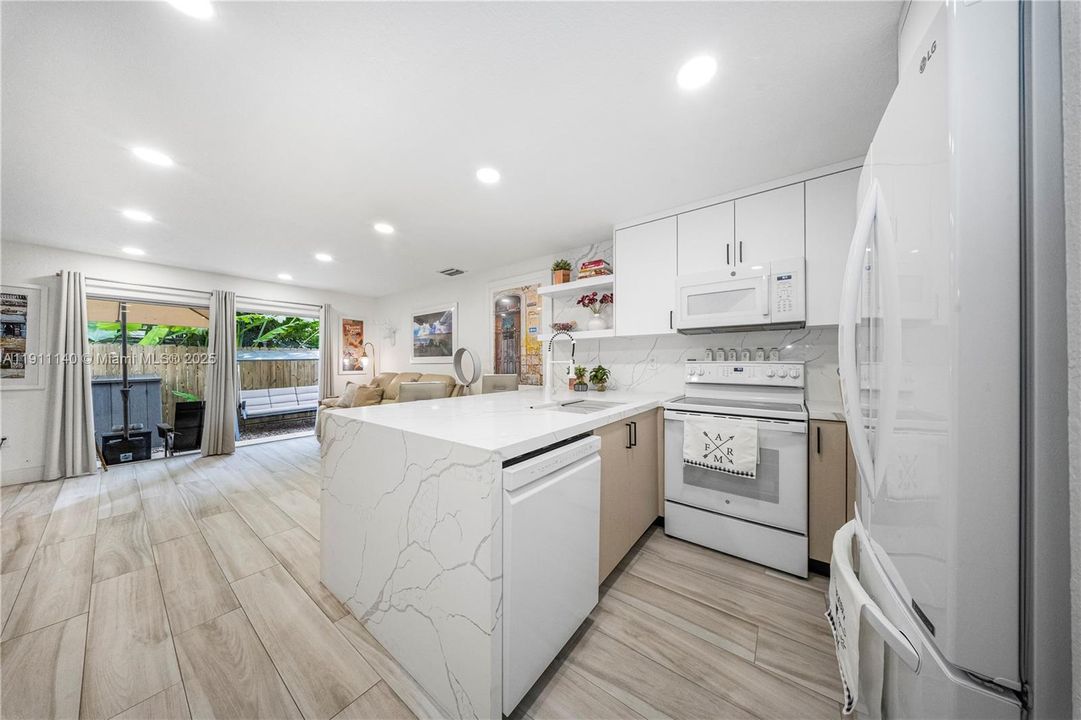 For Sale: $630,000 (2 beds, 2 baths, 947 Square Feet)