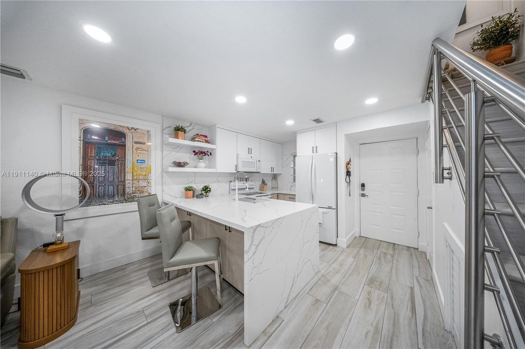 For Sale: $630,000 (2 beds, 2 baths, 947 Square Feet)