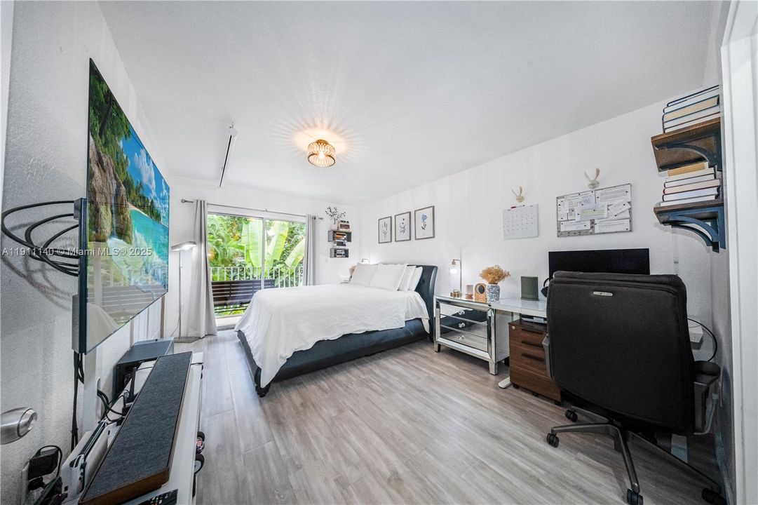 For Sale: $630,000 (2 beds, 2 baths, 947 Square Feet)