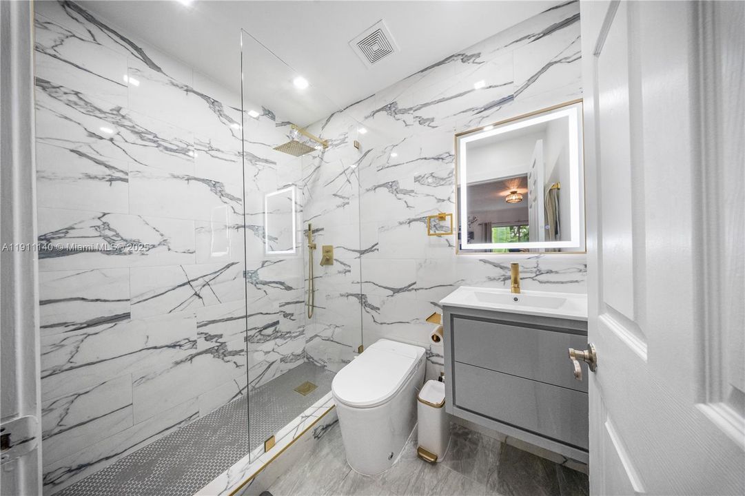 For Sale: $630,000 (2 beds, 2 baths, 947 Square Feet)