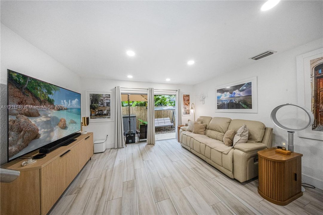 For Sale: $630,000 (2 beds, 2 baths, 947 Square Feet)