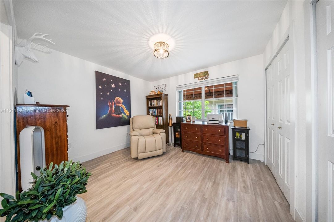 For Sale: $630,000 (2 beds, 2 baths, 947 Square Feet)