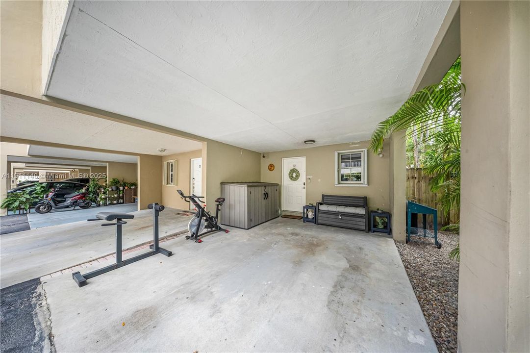 For Sale: $630,000 (2 beds, 2 baths, 947 Square Feet)