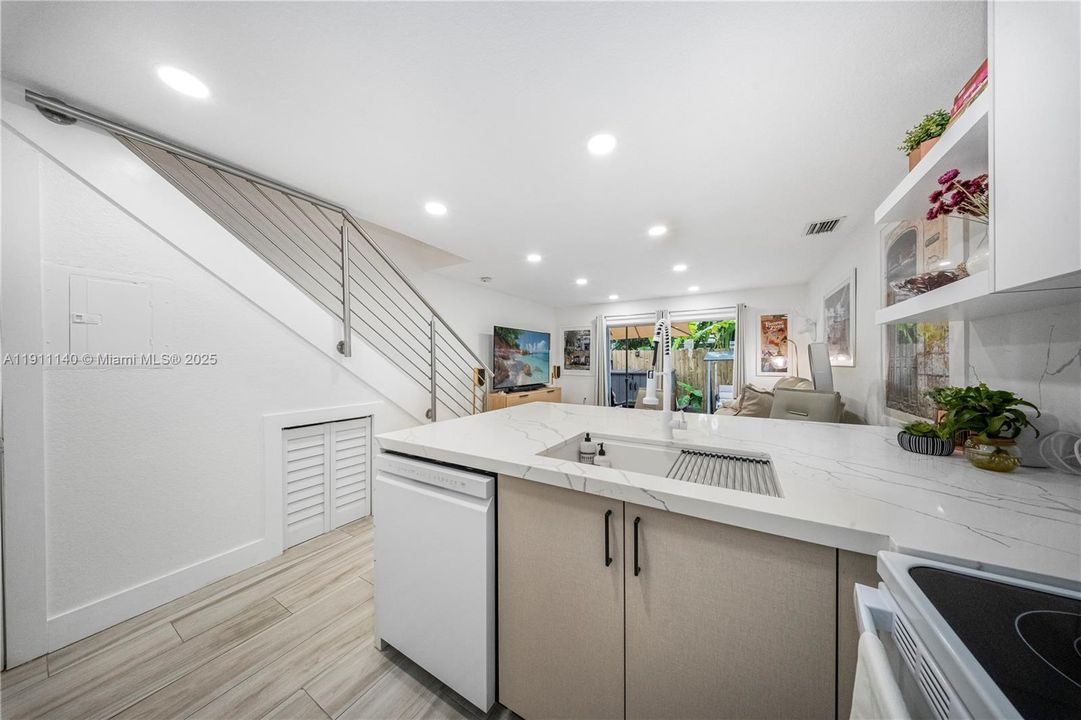 For Sale: $630,000 (2 beds, 2 baths, 947 Square Feet)