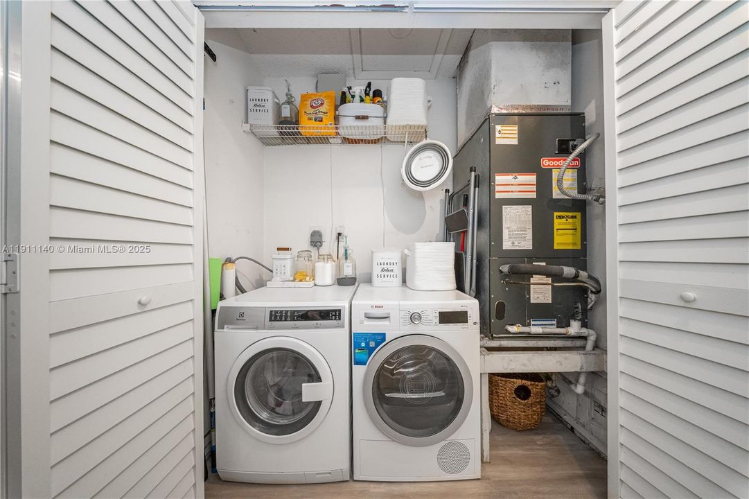 For Sale: $630,000 (2 beds, 2 baths, 947 Square Feet)