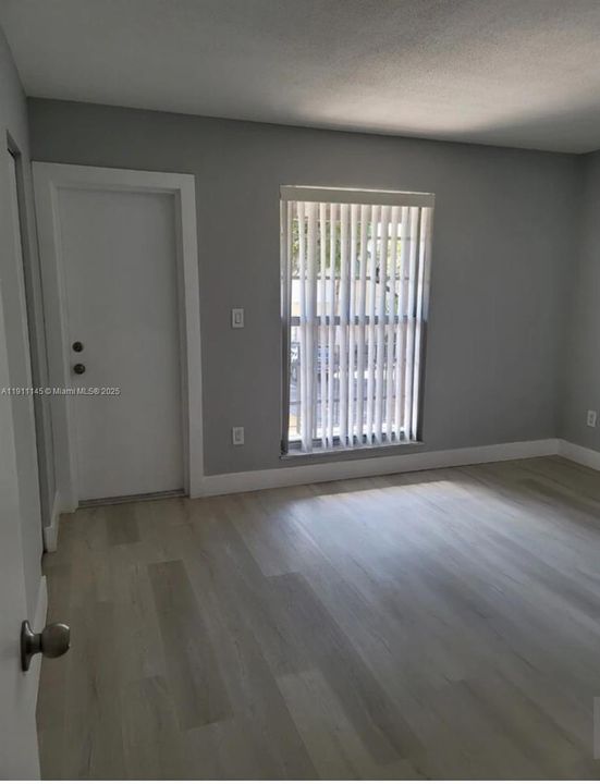 Active With Contract: $1,900 (1 beds, 1 baths, 630 Square Feet)