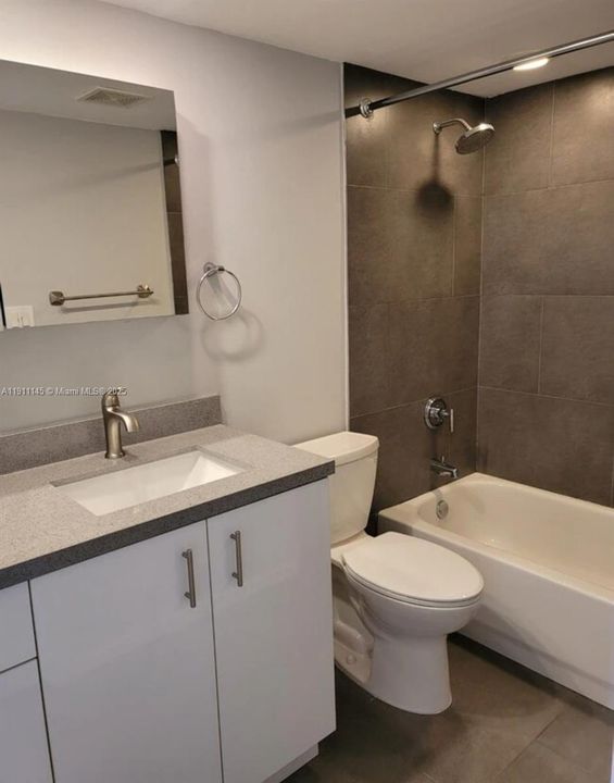 Active With Contract: $1,900 (1 beds, 1 baths, 630 Square Feet)