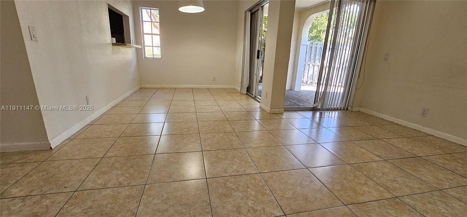 For Rent: $2,750 (2 beds, 2 baths, 957 Square Feet)