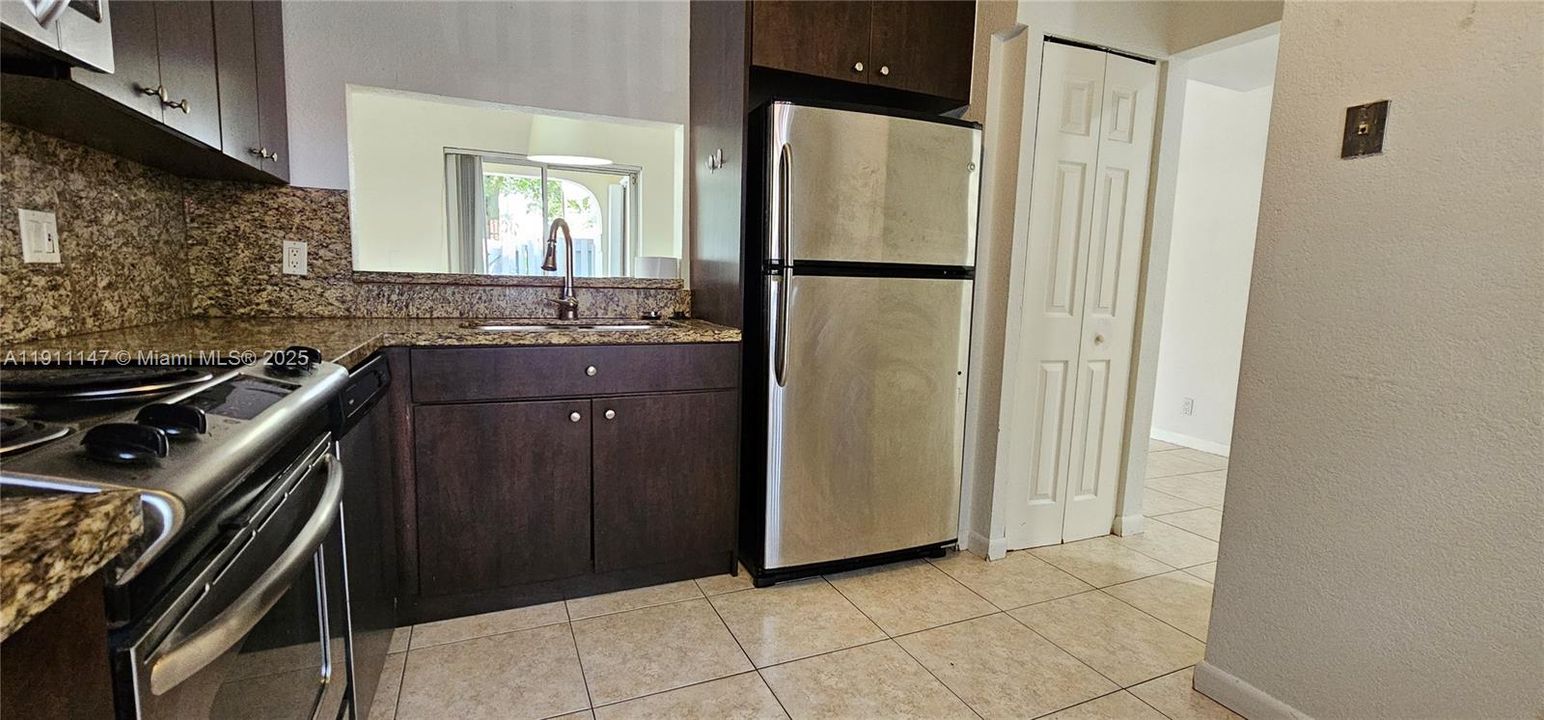 For Rent: $2,750 (2 beds, 2 baths, 957 Square Feet)