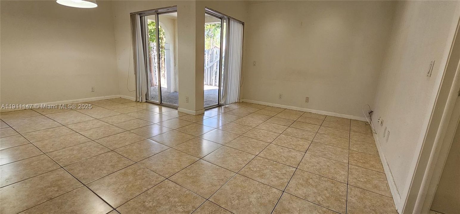 For Rent: $2,750 (2 beds, 2 baths, 957 Square Feet)