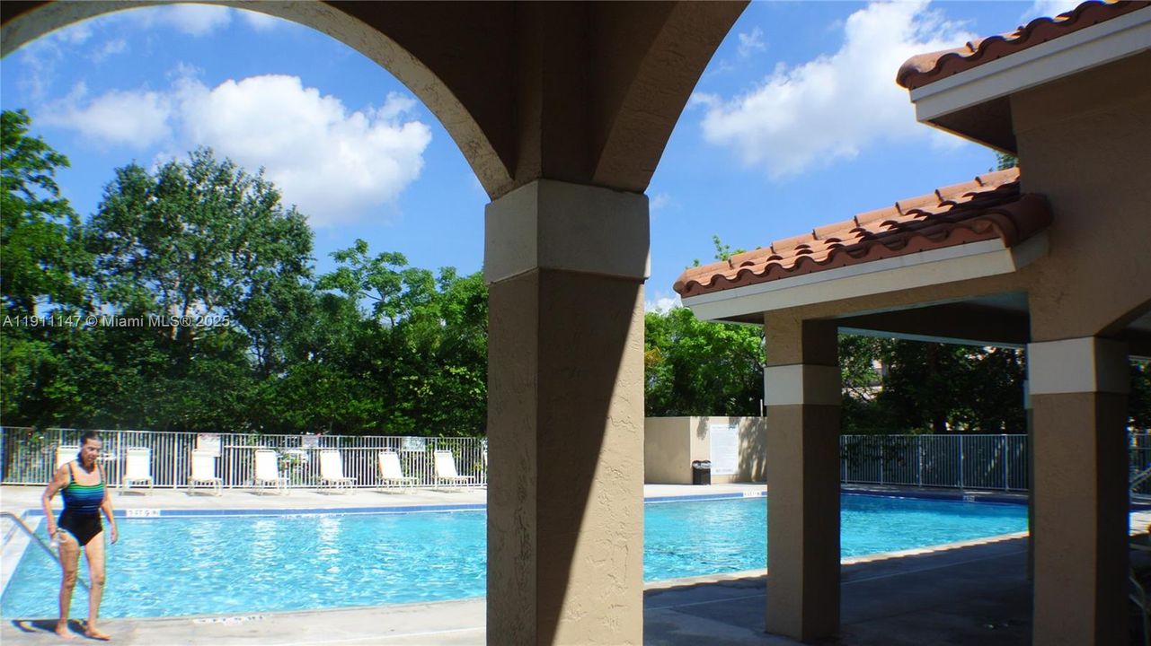 For Rent: $2,750 (2 beds, 2 baths, 957 Square Feet)