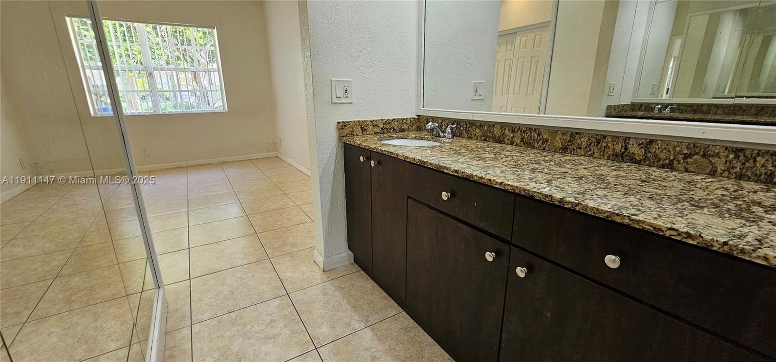 For Rent: $2,750 (2 beds, 2 baths, 957 Square Feet)