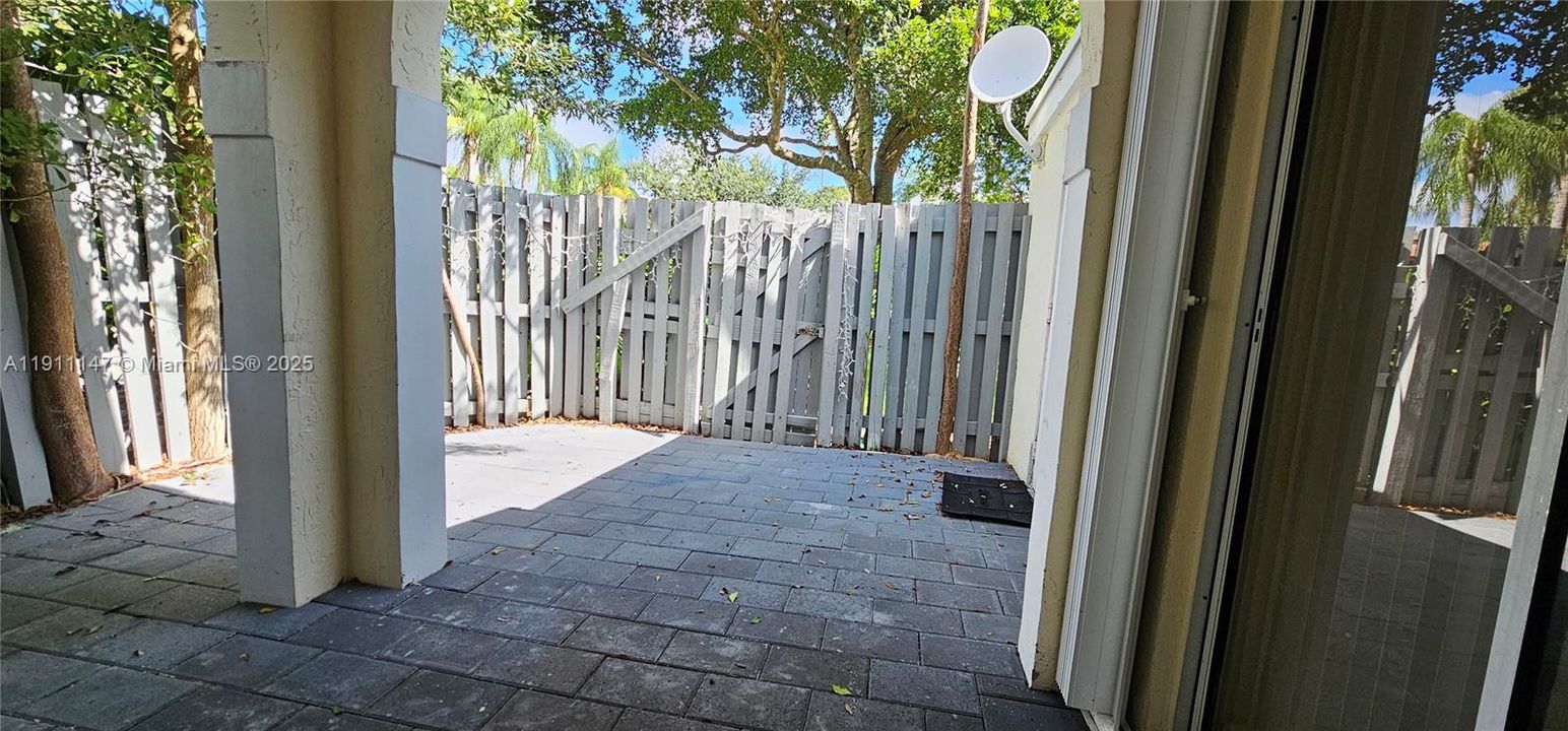 For Rent: $2,750 (2 beds, 2 baths, 957 Square Feet)