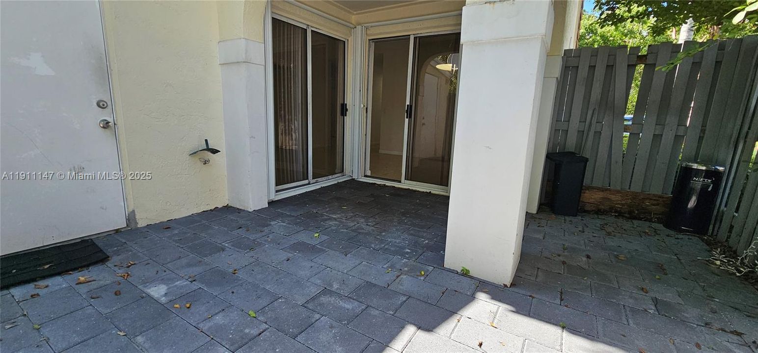 For Rent: $2,750 (2 beds, 2 baths, 957 Square Feet)