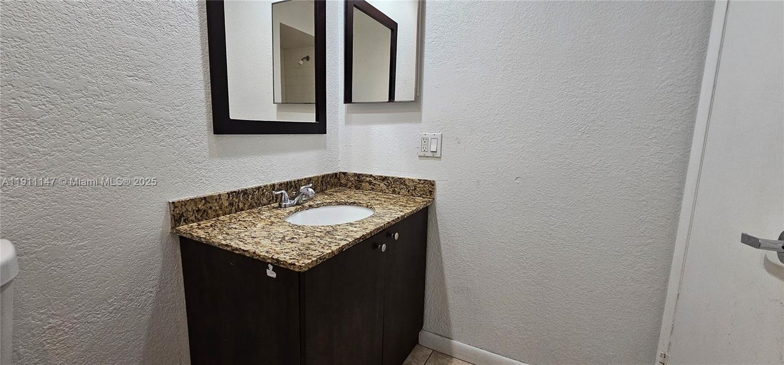 For Rent: $2,750 (2 beds, 2 baths, 957 Square Feet)