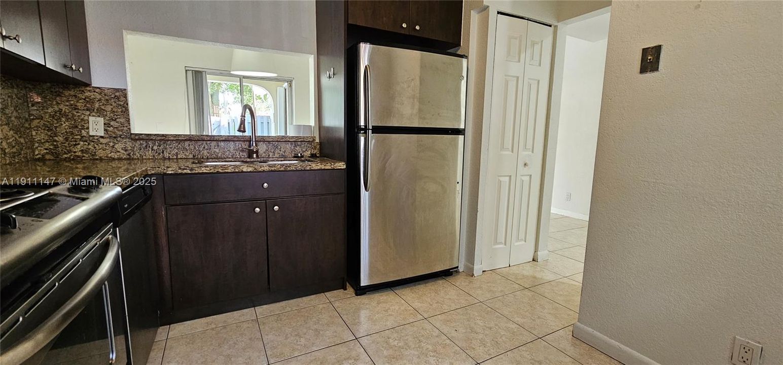 For Rent: $2,750 (2 beds, 2 baths, 957 Square Feet)