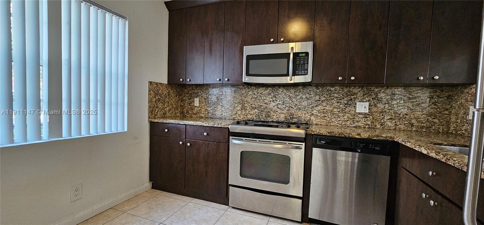 For Rent: $2,750 (2 beds, 2 baths, 957 Square Feet)