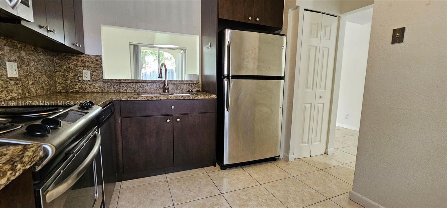 For Rent: $2,750 (2 beds, 2 baths, 957 Square Feet)