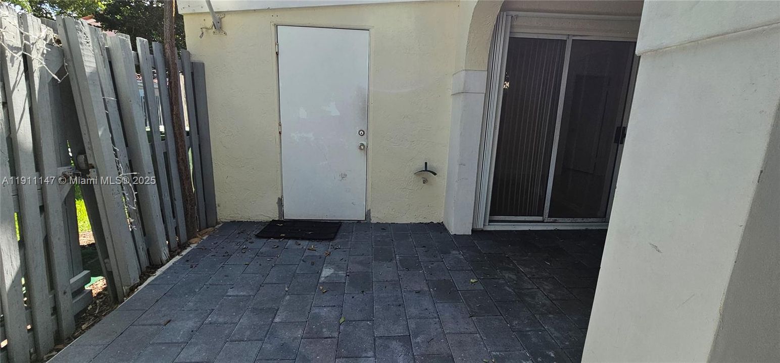 For Rent: $2,750 (2 beds, 2 baths, 957 Square Feet)