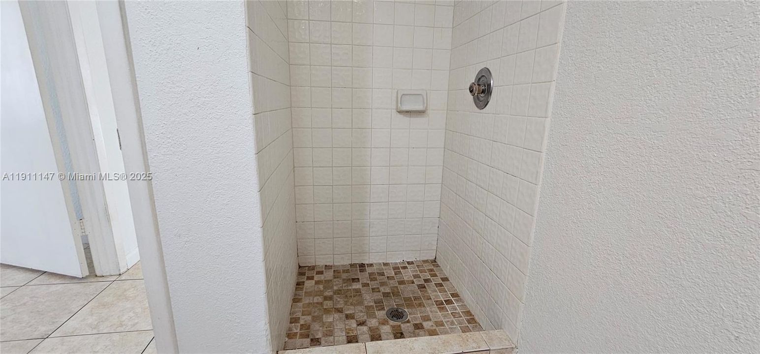 For Rent: $2,750 (2 beds, 2 baths, 957 Square Feet)