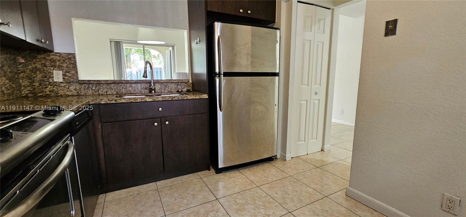 For Rent: $2,750 (2 beds, 2 baths, 957 Square Feet)