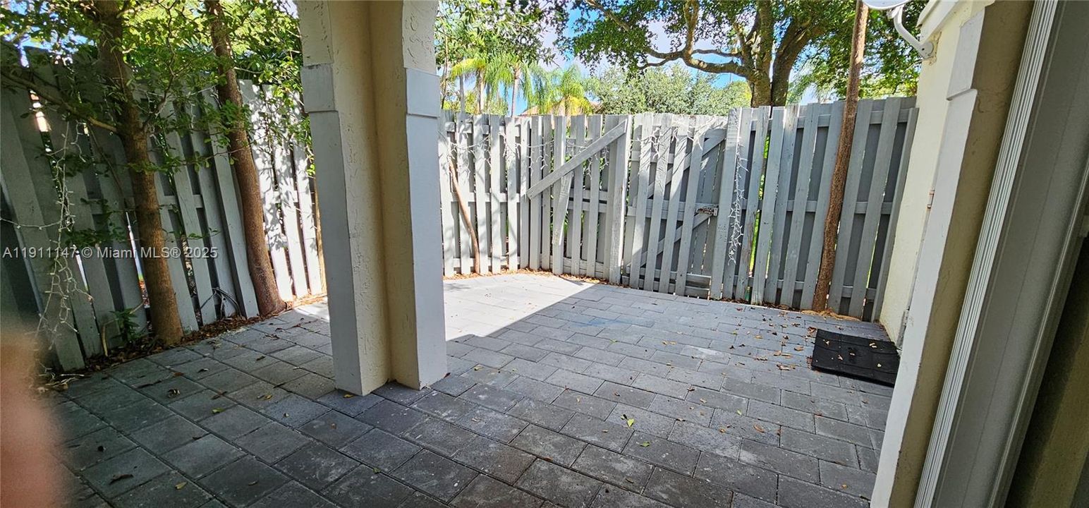 For Rent: $2,750 (2 beds, 2 baths, 957 Square Feet)