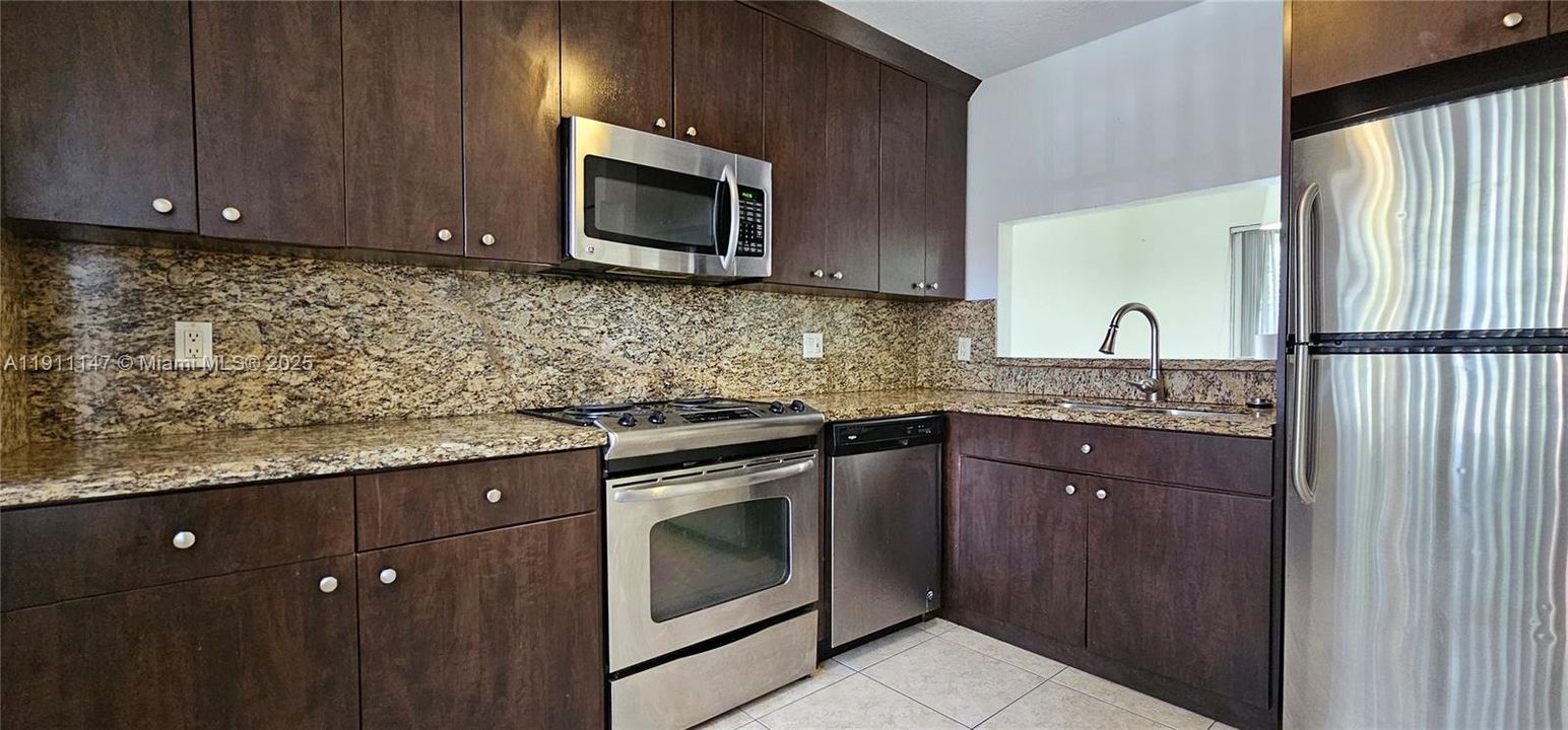 For Rent: $2,750 (2 beds, 2 baths, 957 Square Feet)