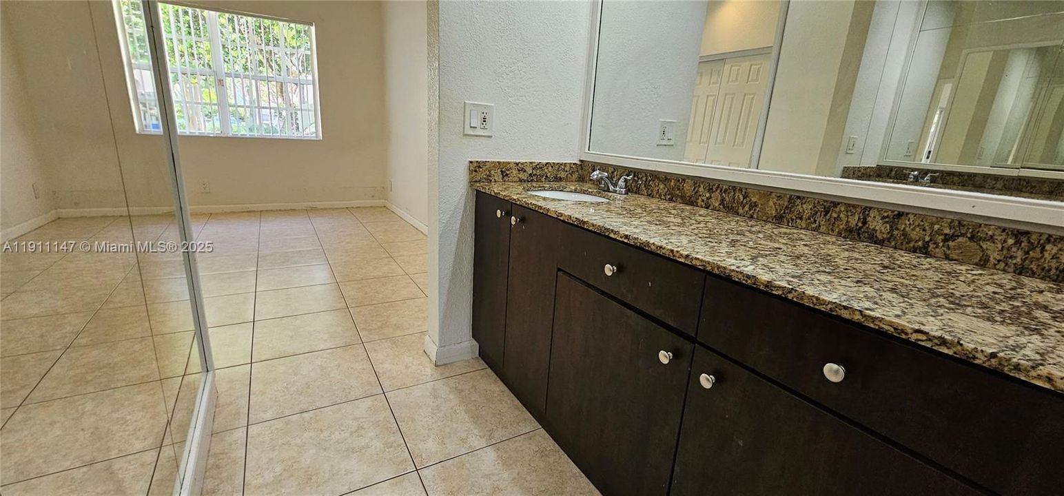 For Rent: $2,750 (2 beds, 2 baths, 957 Square Feet)