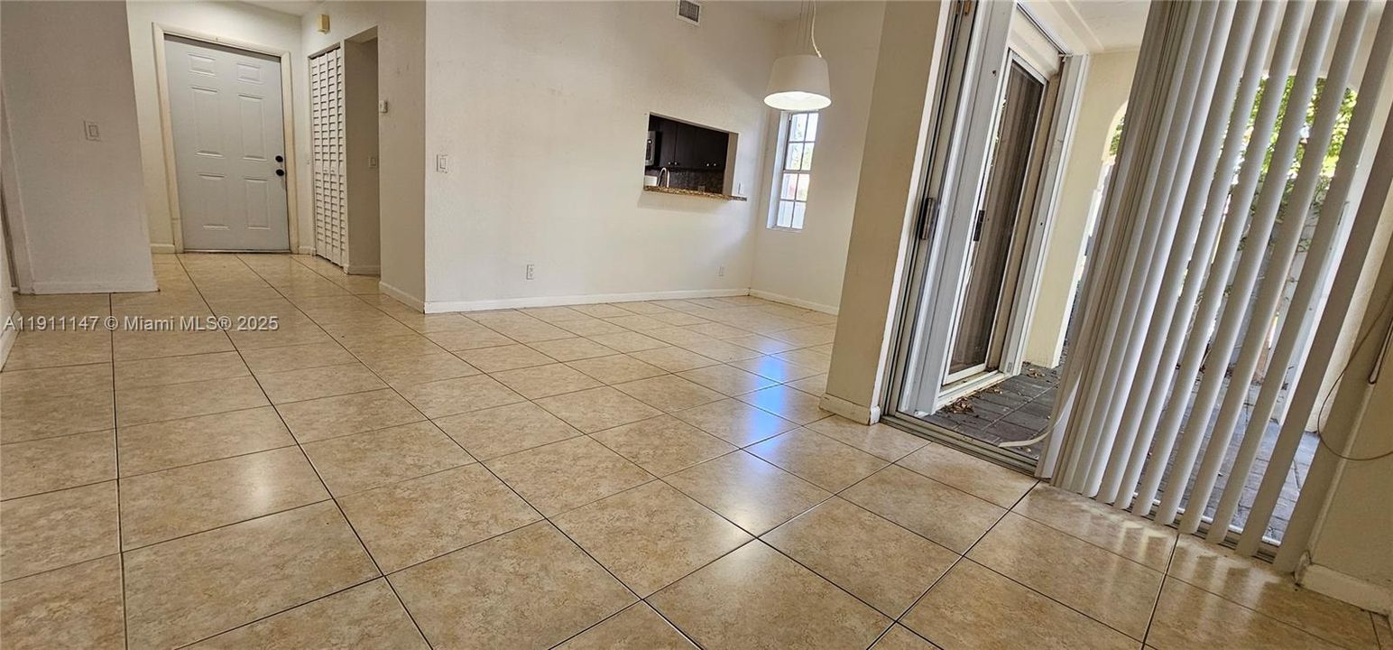 For Rent: $2,750 (2 beds, 2 baths, 957 Square Feet)