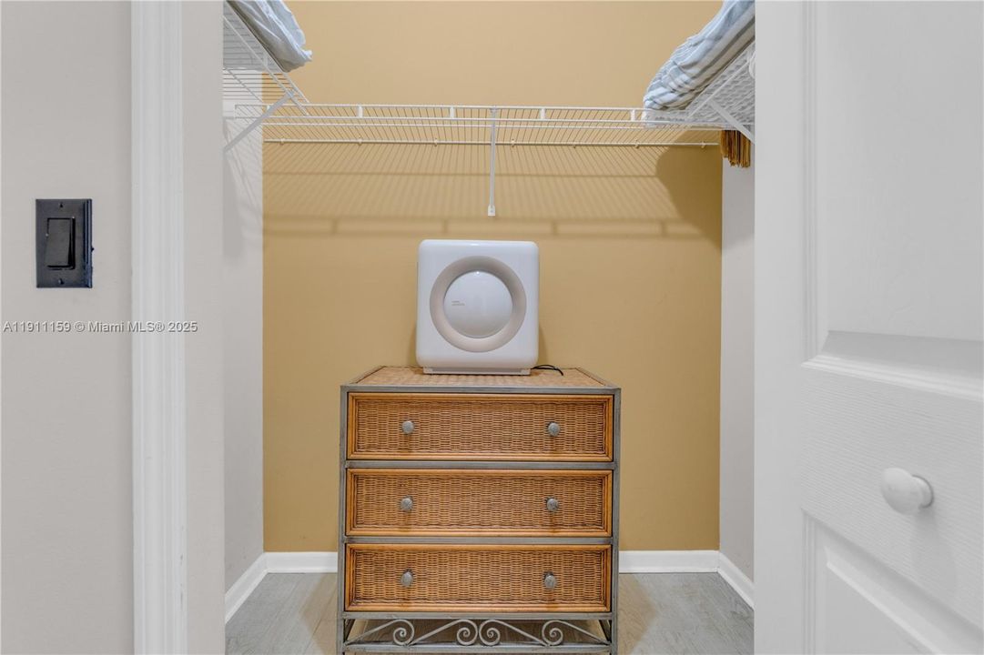 For Sale: $469,000 (2 beds, 2 baths, 1077 Square Feet)