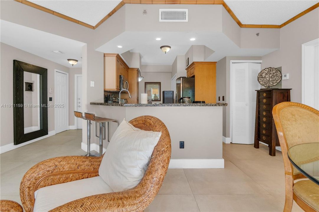 For Sale: $469,000 (2 beds, 2 baths, 1077 Square Feet)