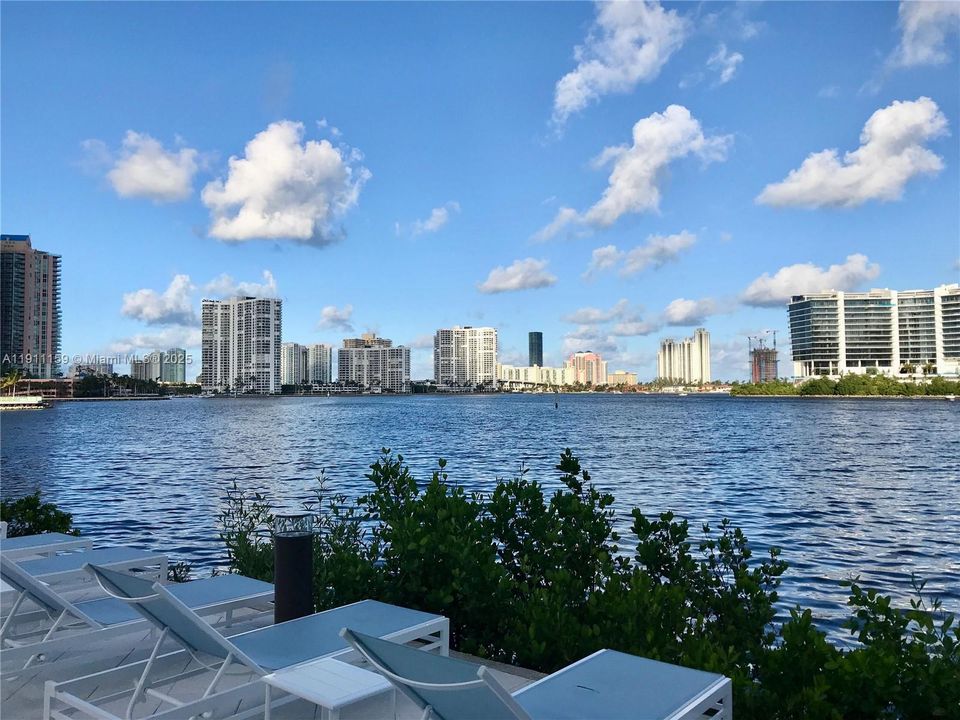 For Sale: $469,000 (2 beds, 2 baths, 1077 Square Feet)