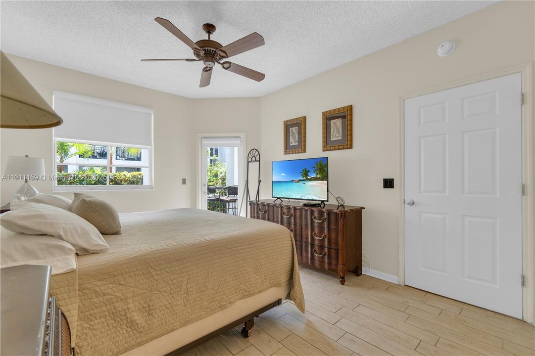 For Sale: $469,000 (2 beds, 2 baths, 1077 Square Feet)