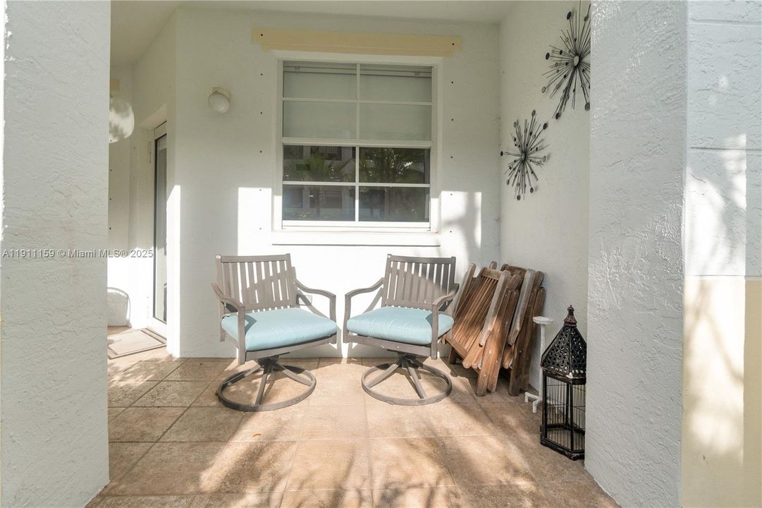 For Sale: $469,000 (2 beds, 2 baths, 1077 Square Feet)