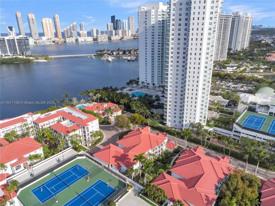 For Sale: $469,000 (2 beds, 2 baths, 1077 Square Feet)