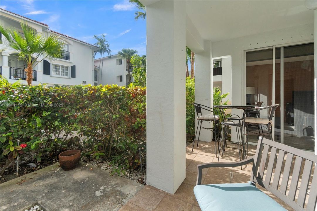 For Sale: $469,000 (2 beds, 2 baths, 1077 Square Feet)