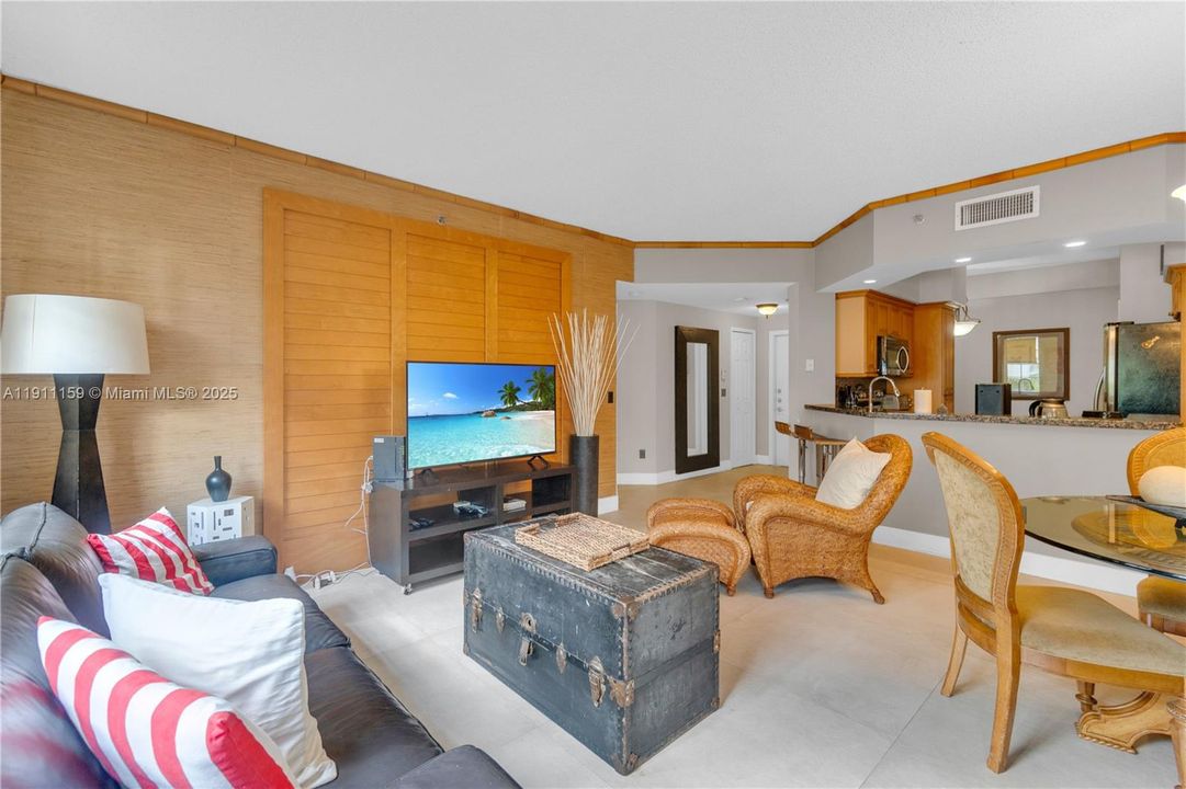 For Sale: $469,000 (2 beds, 2 baths, 1077 Square Feet)