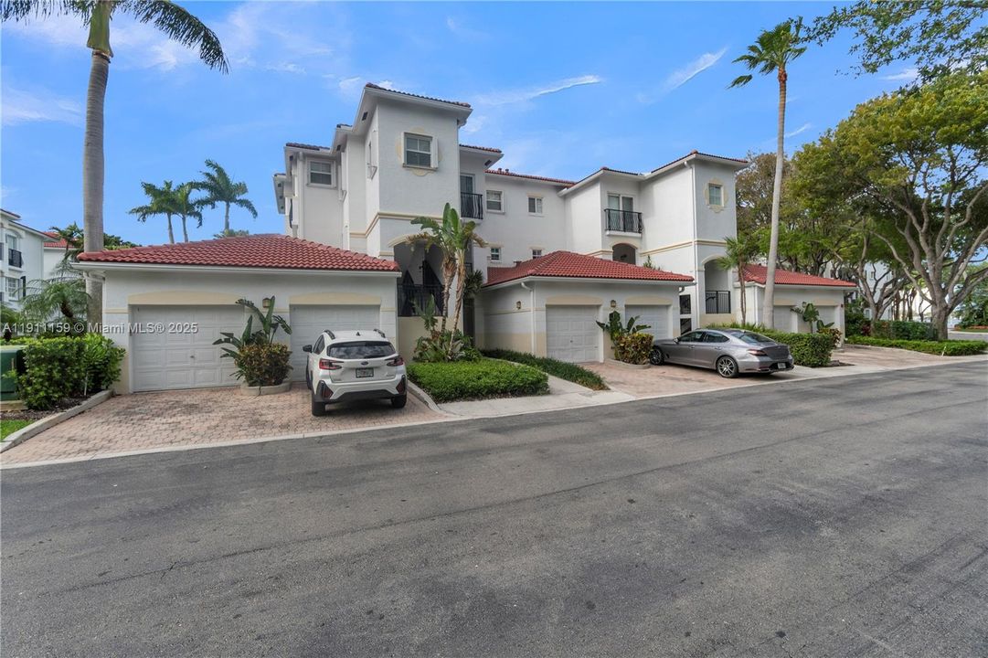 For Sale: $469,000 (2 beds, 2 baths, 1077 Square Feet)