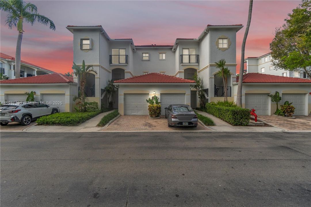 For Sale: $469,000 (2 beds, 2 baths, 1077 Square Feet)