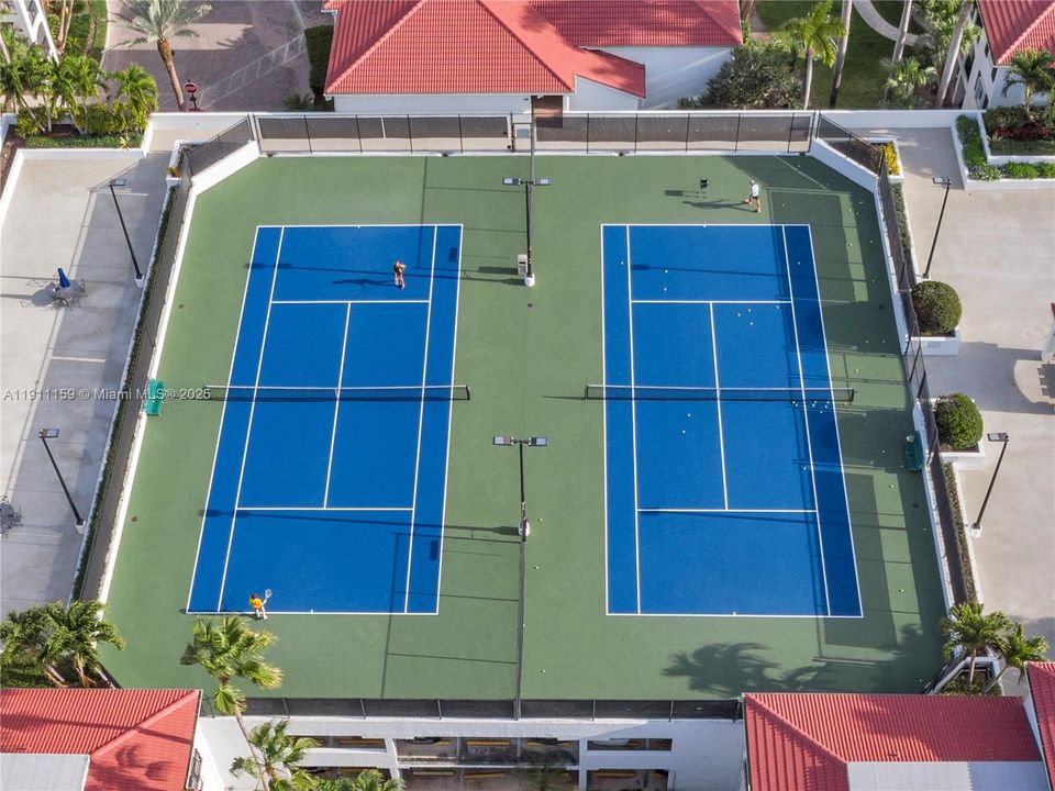 For Sale: $469,000 (2 beds, 2 baths, 1077 Square Feet)