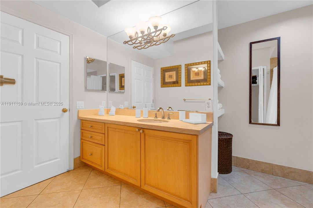 For Sale: $469,000 (2 beds, 2 baths, 1077 Square Feet)