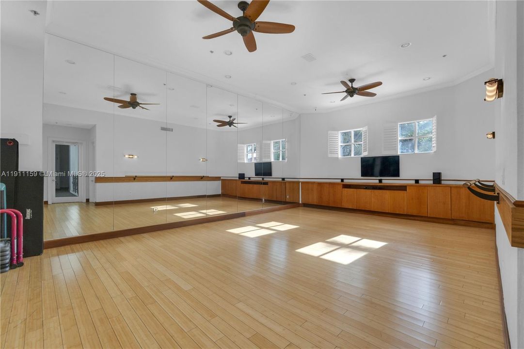 For Sale: $469,000 (2 beds, 2 baths, 1077 Square Feet)